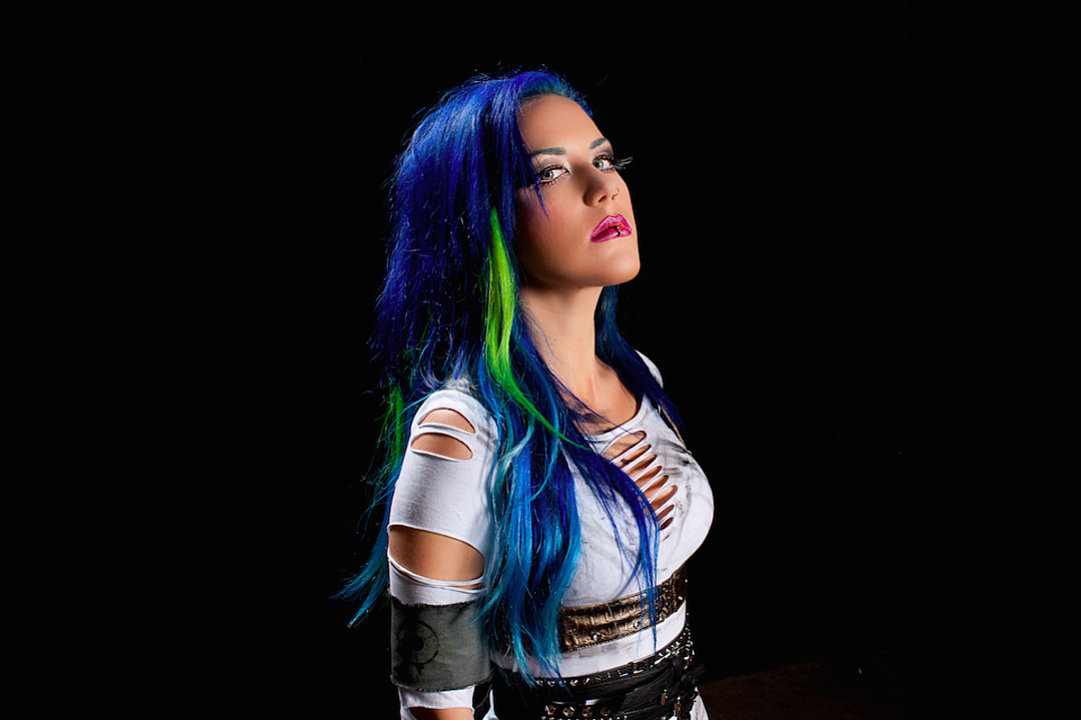 Alissa White-Gluz toma posición en pro de nuestros amigos peludos con su reciente sencillo,"A Song To Save Us All"