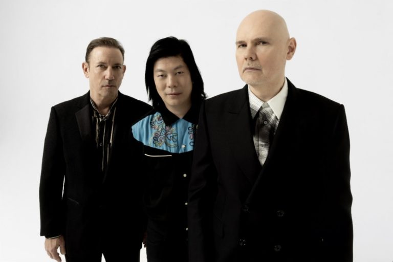 "The Smashing Pumpkins presenta a su nueva guitarrista"